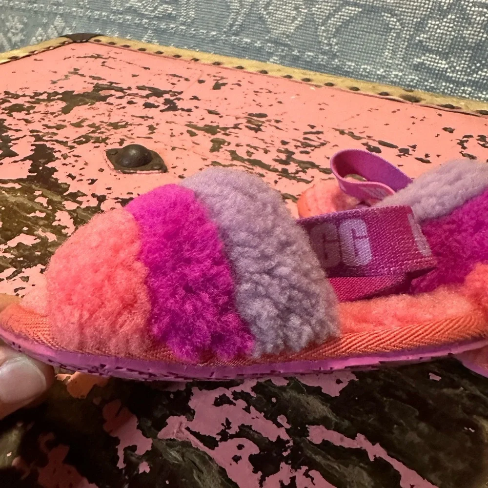 UGG Toddler Girls Rainbow slippers sz 6